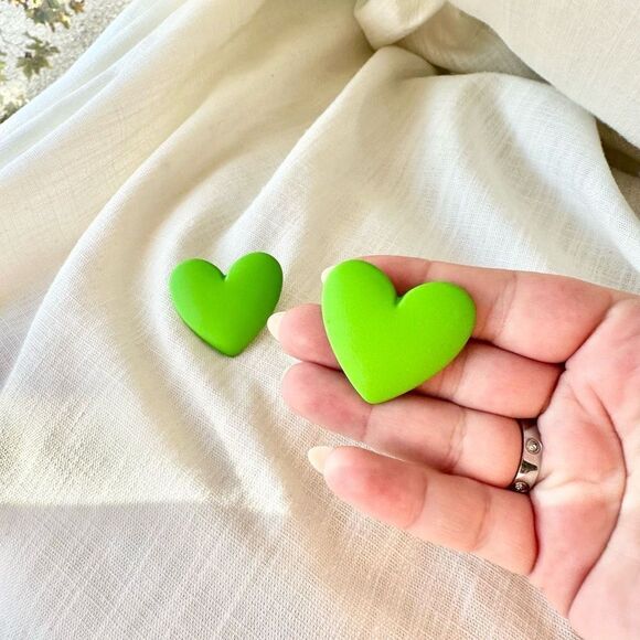 green pop heart stud earrings - Picture 3 of 4